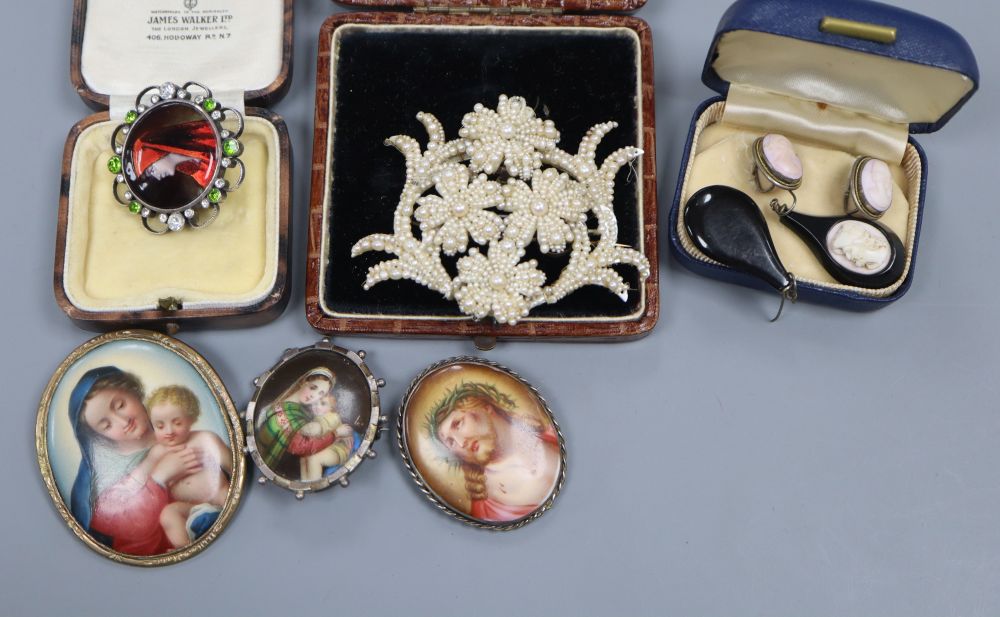 Mixed jewellery including a 19th century seed pearl brooch, 57mm and earrings, other brooches etc.
